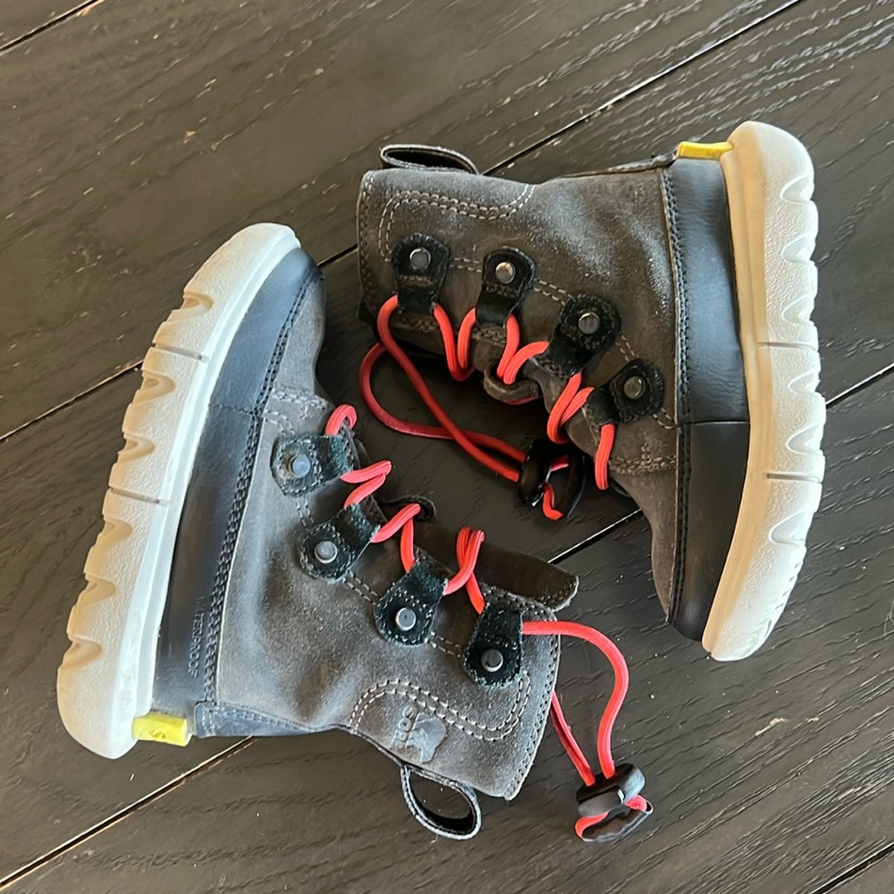 Toddler sorel Whitney winter boots sz 8 black red